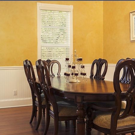 Red Velvet Inn Navasota Экстерьер фото
