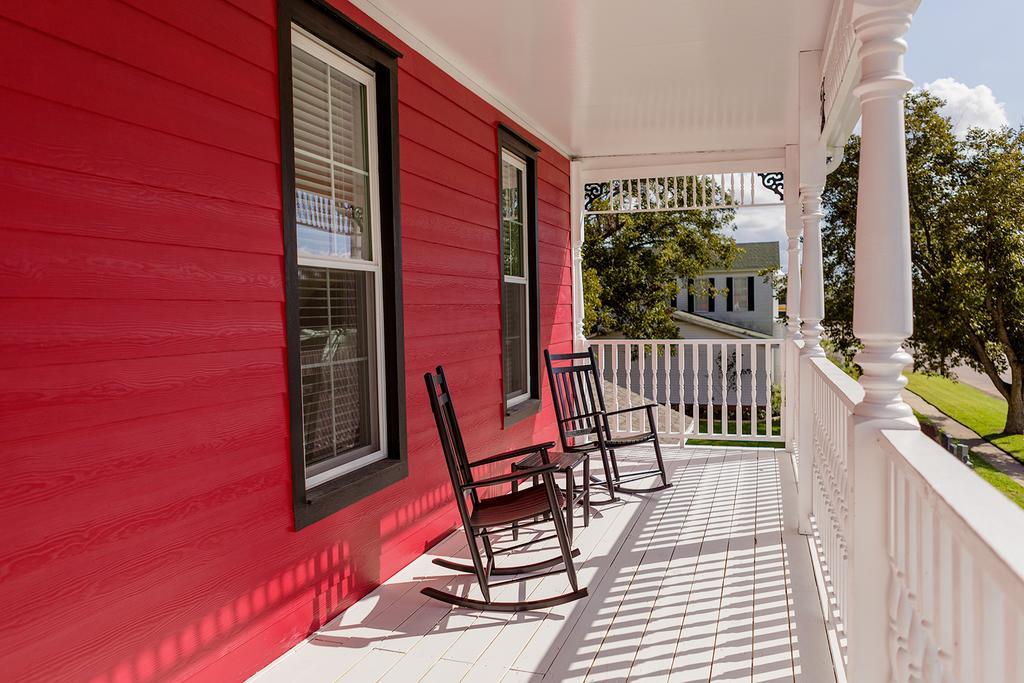 Red Velvet Inn Navasota Экстерьер фото