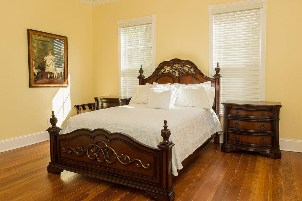 Red Velvet Inn Navasota Экстерьер фото
